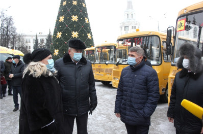Олег Николаев передал школам Чувашии 31 школьный автобус 