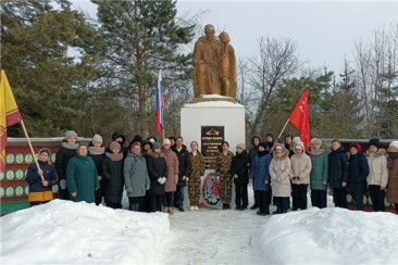 В честь 80 летия со дня окончания Сталинградской битвы к памятнику "Солдат с девочкой" возложили цветы